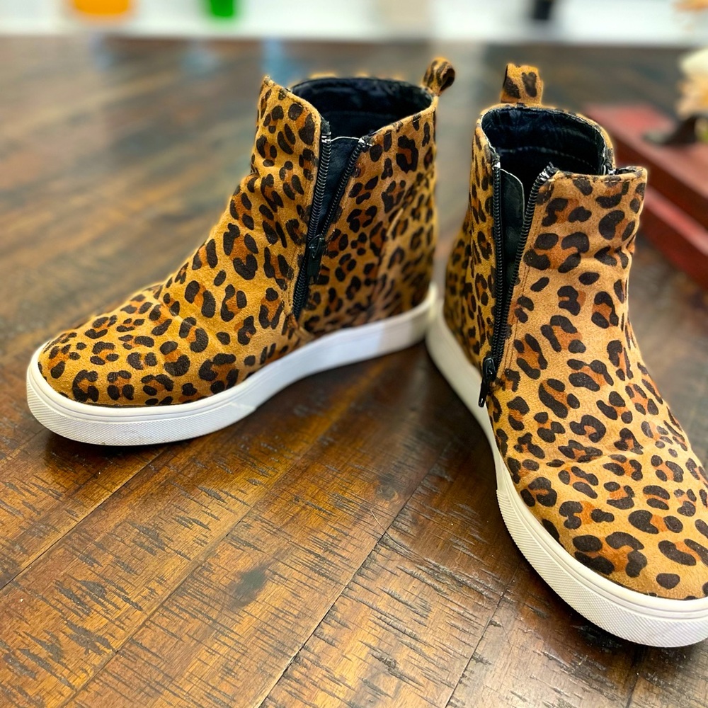 Women’s wedge leopard sneaker. Size 7.